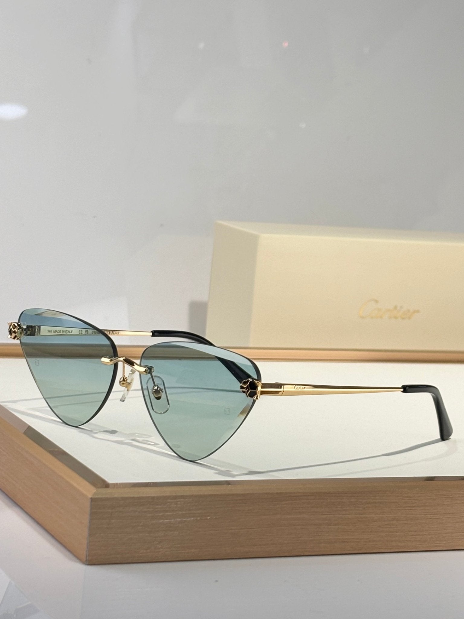 Clashier Luxury - Vichyluxury