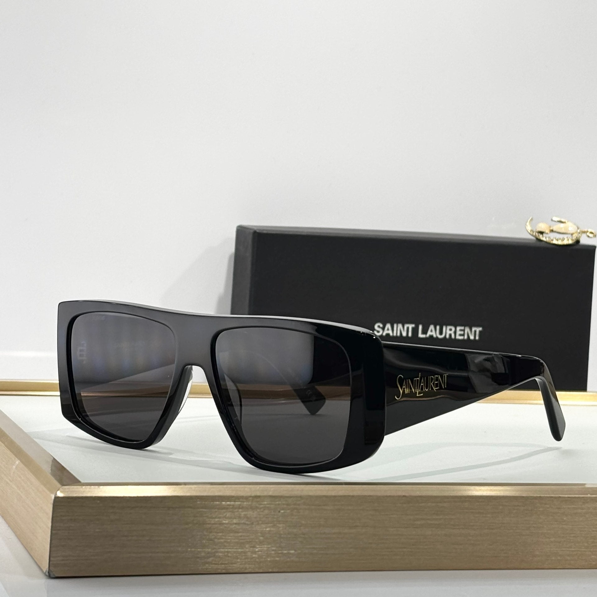 Sain Lauren Bold Shield - Vichyluxury