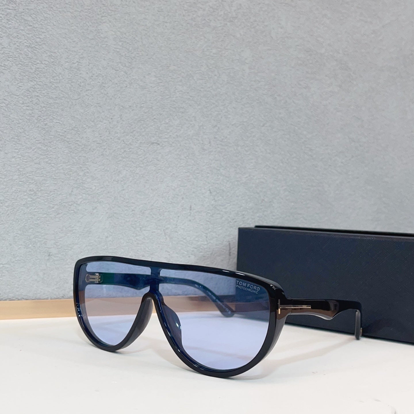 Tom Photochromic Shield - Vichyluxury